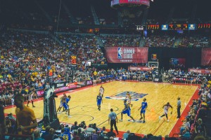 百米飞人巅峰对决 新星闪耀打破纪录