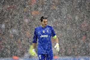 梅西梅开二度助迈阿密国际逆转取胜，球迷狂欢见证球王风采